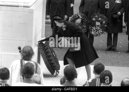 Image - La reine Elizabeth II - Jour du Souvenir - le cénotaphe, Londres Banque D'Images