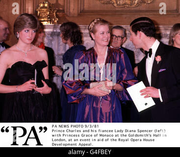 PA NEWS PHOTO 9/3/81 le Prince Charles et sa fiancée Lady Diana Spencer (à gauche) avec la princesse Grace de Monaco au Goldsmith's Hall de Londres, lors d'un événement à l'appui de l'appel au développement de l'Opéra Royal. Banque D'Images