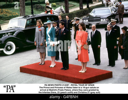 PA NEWS PHOTO 21/4/87 : VISITE ROYALE DE L'ESPAGNE le prince et la princesse de Galles Écoutez un hommage de 19 armes à feu à l'arrivée au Palais du Prado de Madrid, où ils ont été accueillis par les Infantas Elena, 23 (tenue pêche) et Christina 21 (costume gris) Banque D'Images