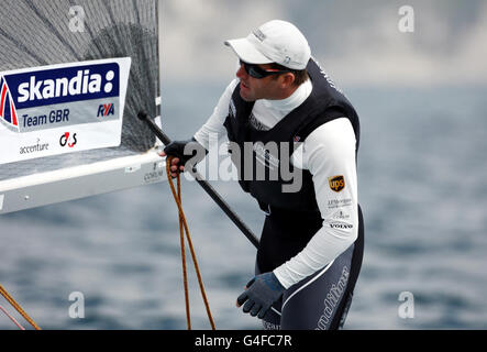 Ben Ainslie, en Grande-Bretagne, pratique le début de la campagne de fin de demain lors de l'épreuve des Jeux Olympiques de Londres 2012 et de la régate internationale de Weymouth. Banque D'Images