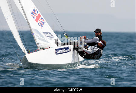 Iain Percy et Andrew Simpson, marins de la classe Star en Grande-Bretagne, lors de la pratique pour l'épreuve d'essai des Jeux Olympiques de Londres 2012 et la régate internationale de Weymouth. Banque D'Images