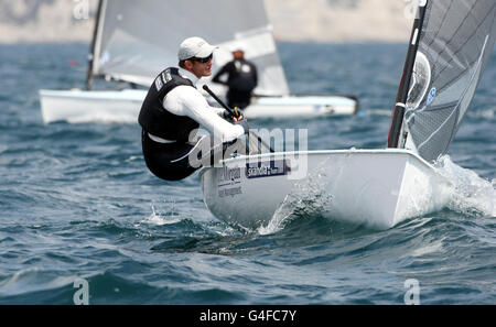 Ben Ainslie, en Grande-Bretagne, pratique le début de la campagne de fin de demain pour l'épreuve des Jeux Olympiques de Londres 2012 et la régate internationale de Weymouth. Banque D'Images