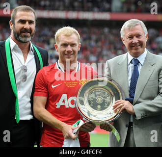 Paul Scholes de Manchester United avec le mangeur Alex Ferguson (à droite) et Eric Cantona (à gauche) pendant le match de témoignage de Paul Scholes à Old Trafford, Manchester. Banque D'Images