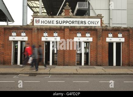 Football - UEFA Europa League - troisième partie qualifiante - deuxième jambe - Fulham / RNK Split - Craven Cottage. Ventilateurs à l'extérieur de Craven Cottage Banque D'Images