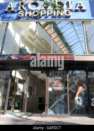 Fenêtres endommagées au centre commercial Arcadia à Ealing Broadway après une nuit de troubles civils dans les rues de Londres. Banque D'Images