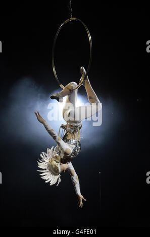 Kristina Adrua, l'une des actions du cirque d'État de Moscou, présente un spectacle de haut-fils DARE Devil devant le spectacle du festival Fringe d'Édimbourg à Leith. Banque D'Images