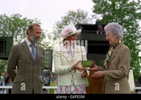 Le prince et la princesse Michael de Kent présentent le trophée gagnant à Miss AV Hill, propriétaire de Pay Homage qui a remporté les piquets de handicap du Jubilé de Sparks Banque D'Images