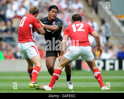 Le Manu Tuilagi (centre) d'Angleterre est attaqué par le pays de Galles Rhys Priestland (À gauche) et Jamie Roberts Banque D'Images