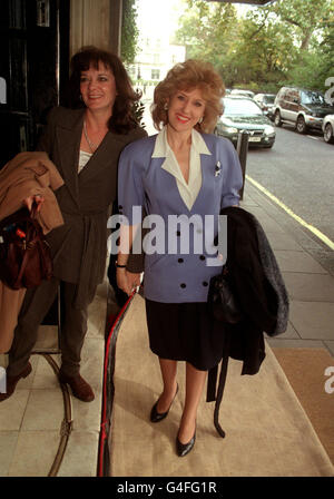 PA NEWS PHOTO 5/11/98 L'ACTRICE ANITA DOBSON (À DROITE) AU PRIX DES ENFANTS CHAMPIONS, QUI S'EST TENU À L'HÔTEL SAVOY DE LONDRES. Banque D'Images