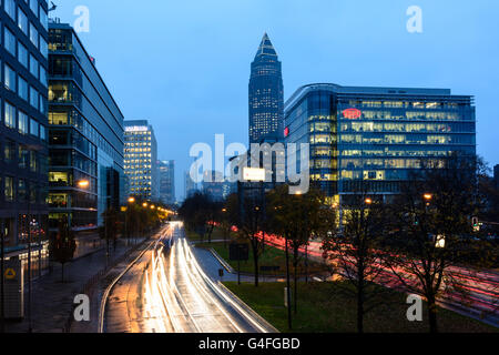 Theodor - Heuss-Allee avec voitures en circulation , nuit et la pluie en vue de le centre-ville avec la tour de la Commerzbank et moi Banque D'Images