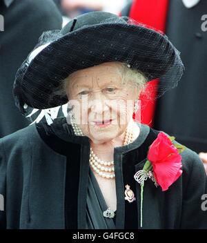 La Reine mère a passé plus d'une heure sur ses pieds aujourd'hui (jeudi) alors qu'elle a rendu hommage aux morts de guerre de la Grande-Bretagne. Dix mois après sa deuxième opération de remplacement de la hanche, la grande grand-mère de 98 ans s'est mise à pied pour rejoindre une grande foule d'anciens militaires au service annuel Field of Remembrance à l'extérieur de l'abbaye de Westminster. Voir PA Story ROYAL Mother. Photo de Neil Munns. Banque D'Images