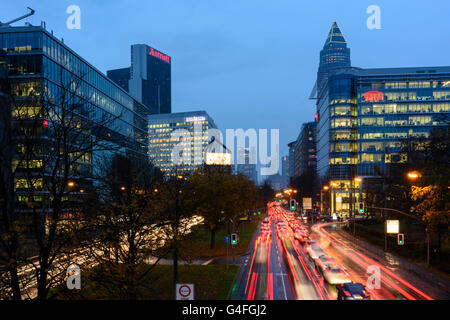 Theodor - Heuss-Allee avec voitures en circulation , nuit et la pluie en vue de le centre-ville avec la tour de la Commerzbank et moi Banque D'Images