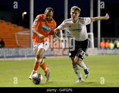 Gary Taylor-Fletcher de Blackpool (à gauche) et Jeff Hendrick du comté de Derby (à droite) en action Banque D'Images