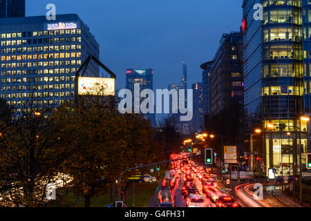 Theodor - Heuss-Allee avec voitures en circulation , nuit et la pluie en vue de le centre-ville avec la tour de la Commerzbank, Germa Banque D'Images