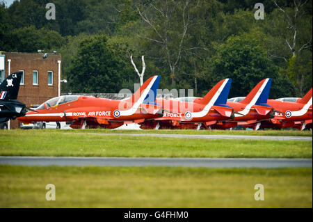 Les avions Red Arrow Hawk sont au sol à l'aéroport de Bournemouth à Dorset, car des hommages ont été rendus au pilote de Red Arrow, le lieutenant de vol Jon Egging, qui s'est écrasé à sa mort après avoir joué avec son équipe de cascades. Banque D'Images