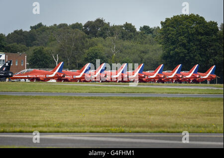 Neuf avions Red Arrow Hawk sont au sol à l'aéroport de Bournemouth à Dorset, car des hommages ont été rendus au pilote de Red Arrow, le Lieutenant de vaisseau Jon Egging, qui s'est écrasé à sa mort après avoir joué avec son équipe de cascades. Banque D'Images