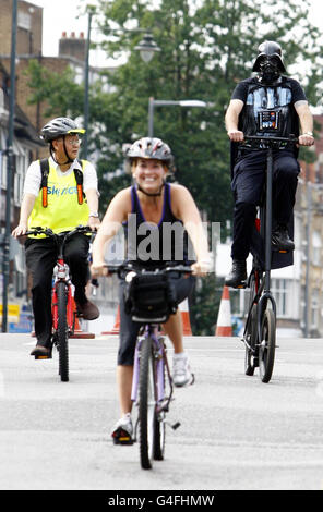 L'événement Sky Ride du maire de Londres, pendant que les habitants de la région prennent part à un tour en vélo sur un itinéraire sans circulation de 9,6 km à travers Barking et Dagenham. Banque D'Images