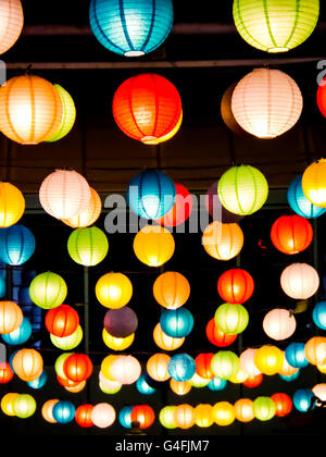 Arc-en-ciel de l'intérieur intérieur lampe japon en public nuit à North Pattaya central Plaza Banque D'Images