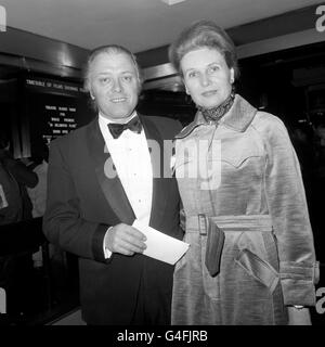 L'acteur Richard Attenborough avec sa femme actrice Sheila SIM au Columbia Theatre de Shaftesbury Avenue, Londres pour la première de '10 Rillington place', le film sur les meurtres Christie. Banque D'Images