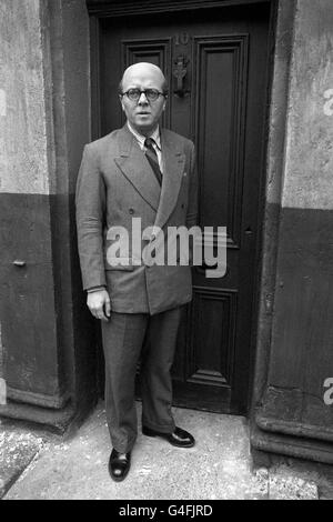 L'acteur Richard Attenborough, visitant l'ancien numéro 10, place Rillington, Notting Hill, la maison du meurtrier de masse, John Reginald Halliday Christie, qui a été pendu en 1953.Attenborough, sous l'apparence du meurtrier, dépeint Christie dans le film '10 Rillington place'. Banque D'Images