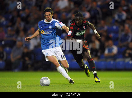 Soccer - Carling Cup - deuxième tour - Peterborough United contre Middlesbrough - London Road.George Boyd (à gauche) de Peterborough United et Marvin Emnes de Middlesbrough se battent pour le ballon Banque D'Images