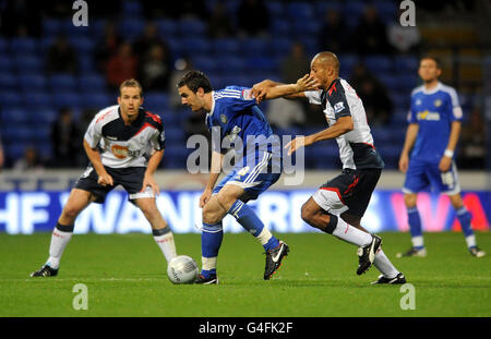 Ross Draper (au centre) de Macclesfield Town et Darren Pratley (à droite) de Bolton Wanderers se battent pour le ballon lors du deuxième tour de la coupe Carling au stade Reebok, à Bolton. Banque D'Images