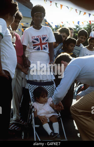 Le prince Andrew rencontre la petite fille de Sainte-Hélène, âgée de 18 mois, Shona Yon, lorsqu'il s'est accroupi par sa poussette à Jamestown lors d'une promenade dans la capitale de l'île de l'Atlantique Sud. Il est sur sa première tournée officielle solo à l'étranger. Banque D'Images