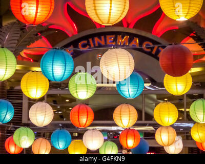 Arc-en-ciel de l'intérieur intérieur lampe japon en public nuit à North Pattaya central Plaza Banque D'Images