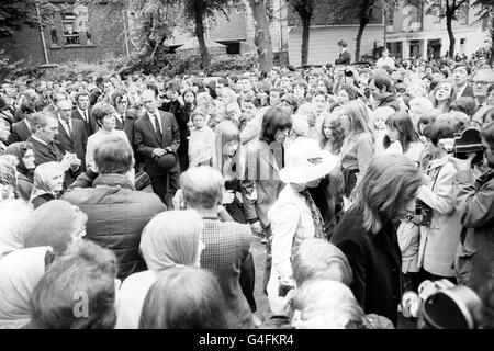 Rolling Stones Charlie Watts (caméra plus proche) an d Bill Wyman passer les fans silencieux alors qu'ils arrivent à l'église paroissiale de Cheltenham pour assister au service funéraire pour Brian Jones, ancien guitariste de 27 ans avec les Rolling Stones. Banque D'Images