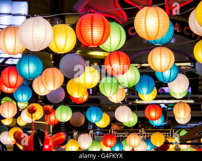 Arc-en-ciel de l'intérieur intérieur lampe japon en public nuit à North Pattaya central Plaza Banque D'Images