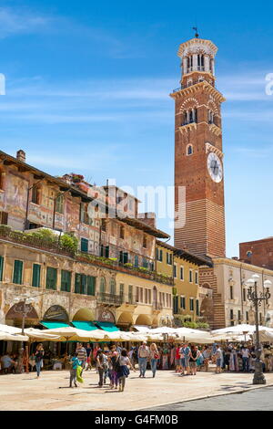 Piazza delle Erbe, la vieille ville de Vérone, Vénétie, Italie Banque D'Images