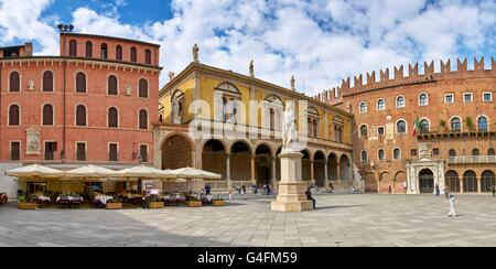 Piazza dei Signori, la vieille ville de Vérone, Vénétie, Italie Banque D'Images