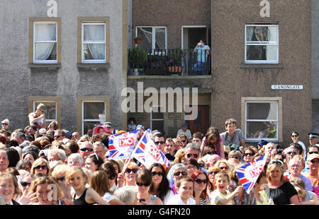 Les membres du public attendent de voir Zara Phillips et Mike Tindall qui se marient à Canongate Kirk à Édimbourg. Banque D'Images