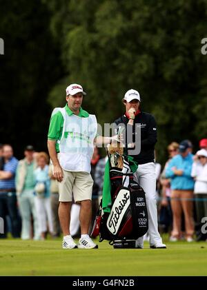 Golf - 2011 Irish Open - troisième jour - Club de golf et de pêche Killarney.Rory McIlroy d'Irlande du Nord (à droite) et sa caddie JP Fitzgerald (à gauche) Banque D'Images