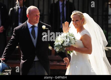 Mike Tindall et Zara Phillips sortent de Canongate Kirk Sur le Royal Mile d'Édimbourg en tant qu'homme et femme Banque D'Images