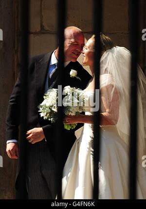 Mike Tindall et Zara Phillips sortent de Canongate Kirk Sur le Royal Mile d'Édimbourg en tant qu'homme et femme Banque D'Images