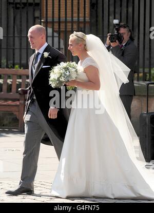 Mike Tindall et Zara Phillips sortent de Canongate Kirk Sur le Royal Mile d'Édimbourg en tant qu'homme et femme Banque D'Images