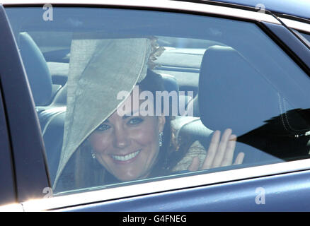 La duchesse de Cambridge fait un pas dans une voiture sur le Royal Mile après le mariage de Mike Tindall et de Zara Phillips au Canongate Kirk à Édimbourg. Banque D'Images