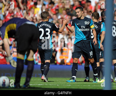 Le Robin Van Persie d'Arsenal célèbre son but d'ouverture avec Andrey Arshavin lors du match de la coupe Emirates au stade Emirates de Londres. Banque D'Images