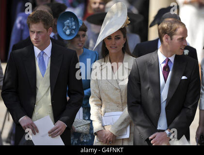(De gauche à droite) le prince Harry, la princesse Beatrice, la duchesse de Cambridge et le duc de Cambridge partent après le mariage de Zara Phillips Mike Tindall, à Canongate Kirk, à Édimbourg. Banque D'Images