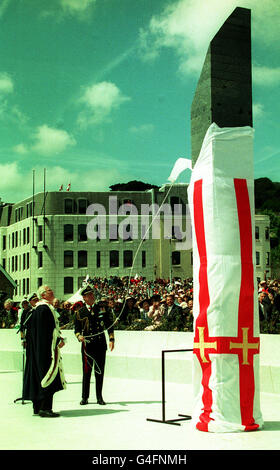 PA NEWS PHOTO 9/5/95 LE PRINCE DE GALLES DE GRANDE-BRETAGNE DÉVOILE UN MONUMENT DANS LE PORT DE SAINT-PIERRE TOUT EN ASSISTANT AUX CÉRÉMONIES DU JOUR DE LA LIBÉRATION POUR COMMÉMORER LE 50E ANNIVERSAIRE DU SOULAGEMENT DE L'ÎLE À LA FIN DE LA SECONDE GUERRE MONDIALE. Banque D'Images