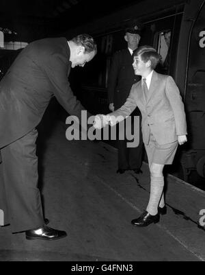 PA NEWS PHOTO 19/9/60 LE PRINCE DE GALLES SALUE STATIONMASTER M. R. SLATER À SON ARRIVÉE À LA GARE DE KINGS CROSS, LONDRES, À SON RETOUR DE BALMORAL APRÈS AVOIR PASSÉ SES VACANCES D'ÉTÉ AVEC LA REINE ET LES MEMBRES DE LA FAMILLE ROYALE Banque D'Images