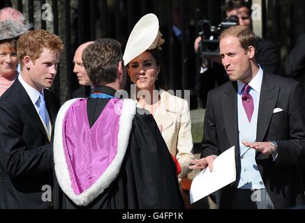 Le révérend Neil Gardner parle avec le prince Harry et le duc Et la duchesse de Cambridge à l'extérieur de Canongate Kirk à Édimbourg Banque D'Images