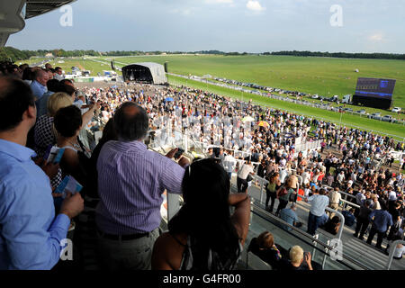 Courses hippiques - Epsom Live!Avec l'hippodrome de Blondie - Epsom Downs.Les Racegoers regardent l'action depuis le balcon de la tribune Banque D'Images