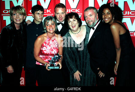 Channel 5 News presenter Kirsty Young (à gauche) avec les membres de la troupe de théâtre 'Série ITV où le Cœur est', y compris Pam Ferris (3e à droite) et Tony Haygarth (2e à droite), à la télévision Présentation Awards qui a eu lieu à l'hôtel Grosvenor House à Londres. Banque D'Images