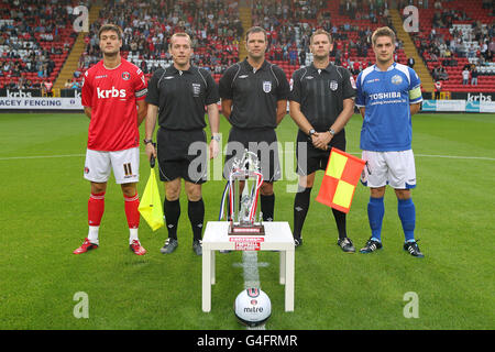 Le capitaine de Charlton Athletic Johnnie Jackson (à gauche) et le capitaine du FC Den Bosch Jordens Peters (à droite) sont debout avec l'arbitre adjoint Barry Holderness (2e à gauche), l'arbitre James Linington (au centre) et l'arbitre adjoint Rob Whitton (2e à droite) Banque D'Images