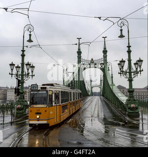 Un tram traversant Pont de la liberté à Budapest Hongrie Banque D'Images