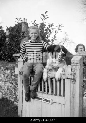 Elizabeth Cruft, avec Nana, animal de compagnie de la famille St Bernard, à Windmill Farm, Coulsdon, Surrey.Son arrière-grand-père était Charles Cruft, fondateur de l'exposition canine la plus célèbre au monde.Elizabeth, âgée de 12 ans seulement, est programmée pour un programme télévisé intitulé « Your Puppy », dans lequel elle prendra une race populaire de chien et expliquera comment s'en occuper. Banque D'Images