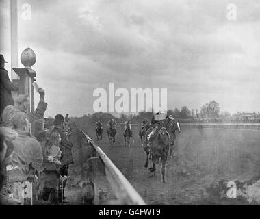 Les courses de chevaux - Le Rosebery Stakes - Kempton Park Racecourse Banque D'Images