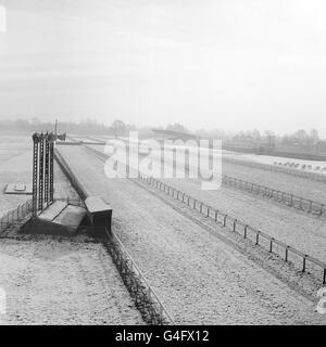 Le parcours couvert de neige de Kempton Park où les courses auraient dû avoir lieu demain.Les fortes chutes de neige signifient que la course a dû être mise à l'arrêt Banque D'Images